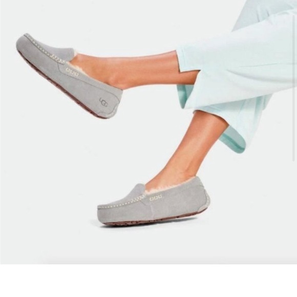 Ugg Ansley Color: Light Grey size 8 - Picture 10 of 13